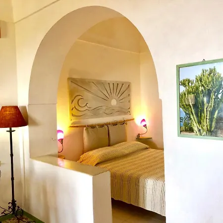 Dammusi Sciuvechi * Scauri (Sicily)