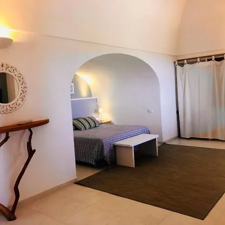 Dammusi Sciuvechi * Scauri (Sicily)