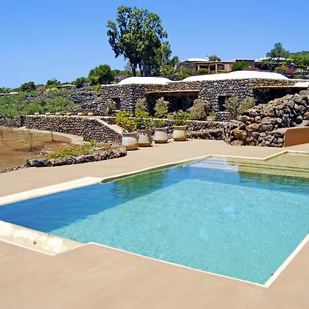 Dammusi Sciuvechi * Scauri (Sicily)