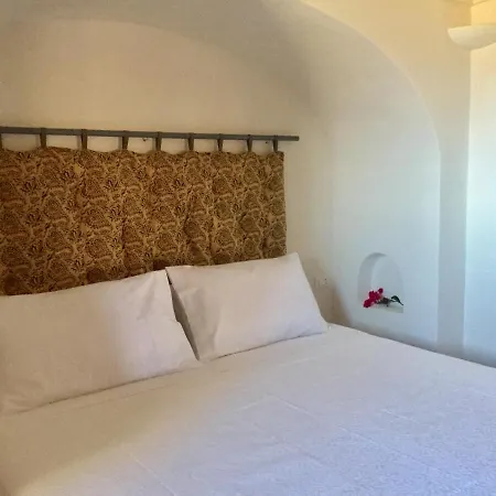 Dammusi Sciuvechi * Scauri (Sicily)