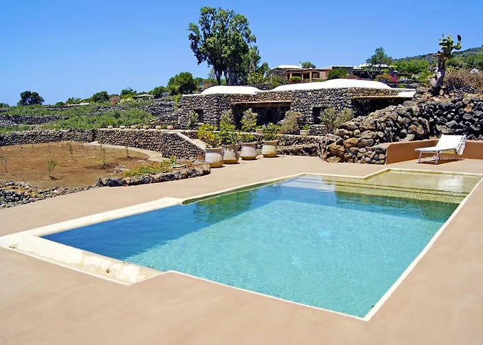 Dammusi Sciuvechi * Scauri (Sicily)