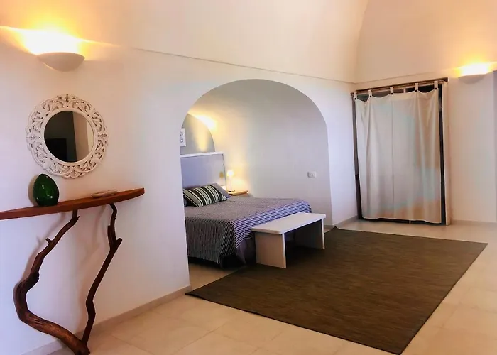 Dammusi Sciuvechi * Scauri (Sicily)